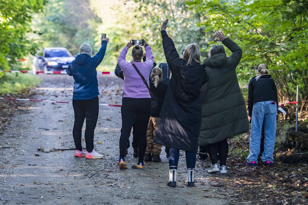 Der var begejstring og entusiasme hos de tilskuere, som fulgte deltagerne under hastighedsprøverne i Rally Stoholm.
(Foto: Jokum Tord Larsen)